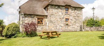 AN MAIDE BÁN, family friendly in Cootehill, County Cavan