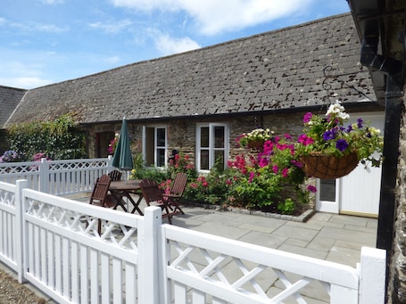 Outdoor dining. ROSEMOUNT COACH HOUSE, pet friendly in Enniscorthy, County Wexford
