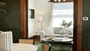 Una sala de estar moderna con una mesa redonda de comedor, un sofá y una mesa de centro.