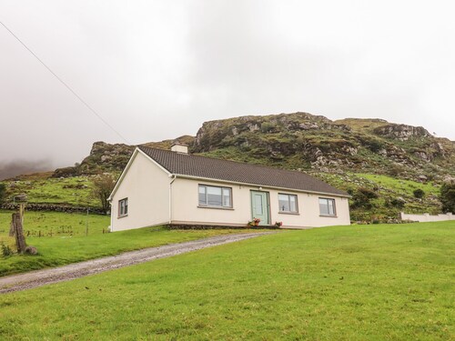 LYREBOY, pet friendly, with open fire in Glencar, County Kerry