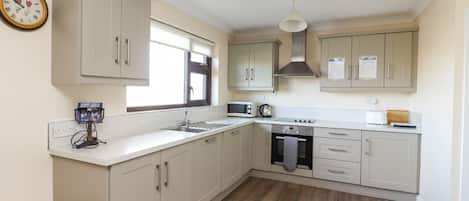 Microwave, oven, dishwasher, cookware/dishes/utensils