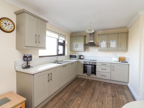 Microwave, oven, dishwasher, cookware/dishes/utensils - SEA PARK COTTAGE, pet friendly in Lahinch, County Clare (Unknown)