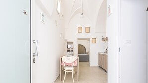 Ein Flur mit Essbereich, Küche und Schlafzimmer.