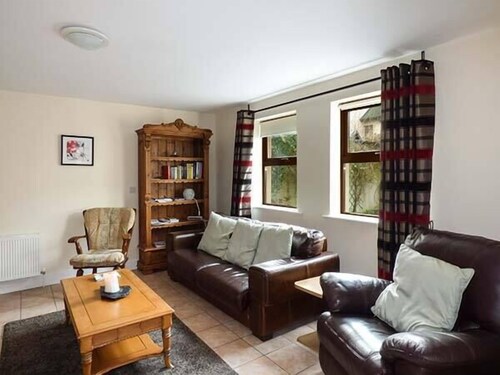 5 KILNAMANAGH MANOR, pet friendly in Dundrum, County Tipperary