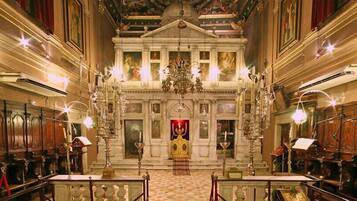 Un gran saló amb un altar central, lluminàries ornamentals i arquitectura clàssica.