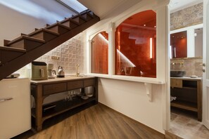 Refrigerador, horno, placa de cocina, cafetera expreso