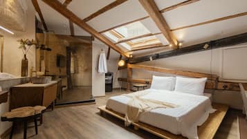 1 bedroom, pillowtop beds, desk, laptop workspace