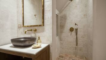 Shower, rainfall showerhead, free toiletries, towels