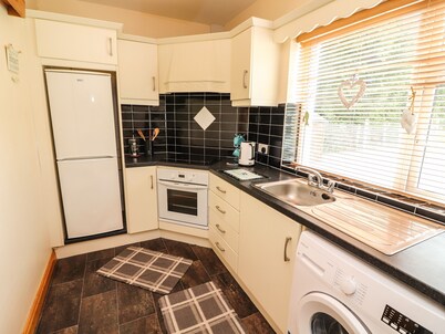 MOYBELLA LODGE, romantic, with a garden in Ballybunion, County Kerry