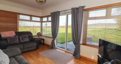 MOYBELLA LODGE, romantic, with a garden in Ballybunion, County Kerry