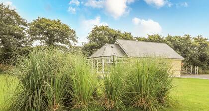 MOYBELLA LODGE, romantic, with a garden in Ballybunion, County Kerry