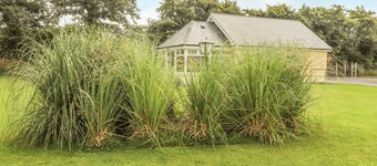 MOYBELLA LODGE, romantic, with a garden in Ballybunion, County Kerry