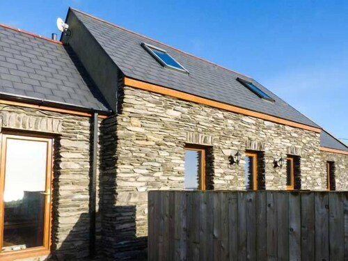 CORR AN DROMA, pet friendly, with open fire in Schull, County Cork