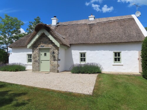 THE HUMBLE DAISY, pet friendly in Woodford, County Galway