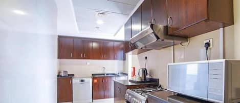 Frigorífico, microondas, horno y placa de cocina
