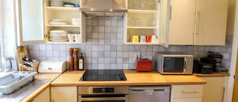 Kylskåp, diskmaskin och grytor/köksredskap