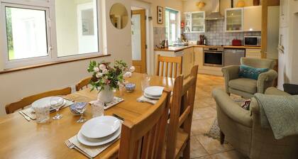 ROWANTREE, family friendly, with open fire in Beaufort, County Kerry