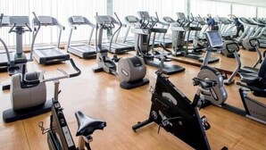 Ein Fitnessstudio mit mehreren Laufbändern, Ergometer und Crosstrainern.