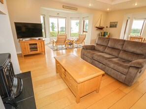 TV, books - 1 ARD CARRAIG, pet friendly in Portsalon, County Donegal (Portsalon)