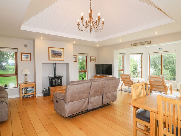 TV, books - 1 ARD CARRAIG, pet friendly in Portsalon, County Donegal (Portsalon)