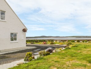 Property grounds - MCGUIRE'S COTTAGE, family friendly in Pulathomas, County Mayo (Ballina)