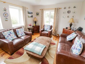 TV, books - BEN VIEW, family friendly, with open fire in Tully, County Galway (Connemara)