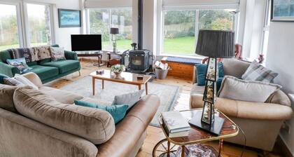 BEN VIEW, family friendly, with open fire in Tully, County Galway