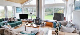 BEN VIEW, family friendly, with open fire in Tully, County Galway