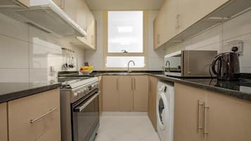 Frigorífico, microondas, horno y placa de cocina