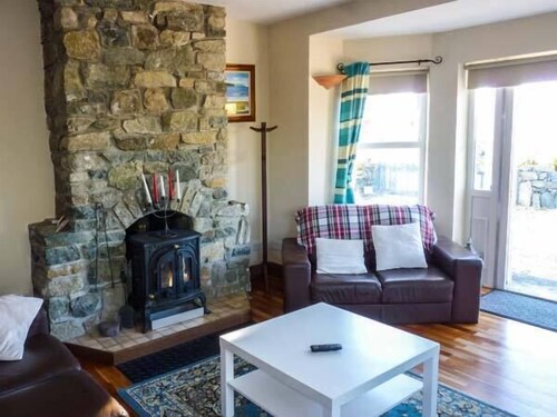 TI SHEAMUIS, family friendly, with open fire in Carna, County Galway