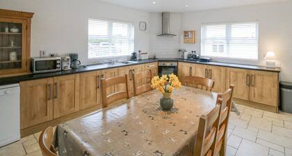 ROCK LAWN COTTAGE, family friendly in Kealkill, County Cork