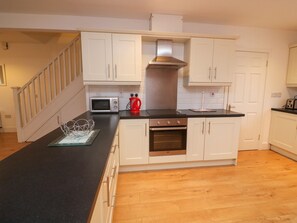 Réfrigérateur, micro-ondes, four, chaise haute