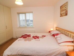 3 makuuhuonetta, vauvan matkasänky, internet