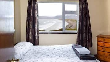 3 bedrooms, travel cot