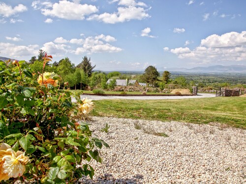 SILVER BIRCH HOUSE, country holiday cottage in Beaufort, County Kerry