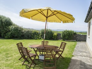 Outdoor dining - FLYNN'S COTTAGE, pet friendly, with open fire in Quilty, County Clare (Quilty)