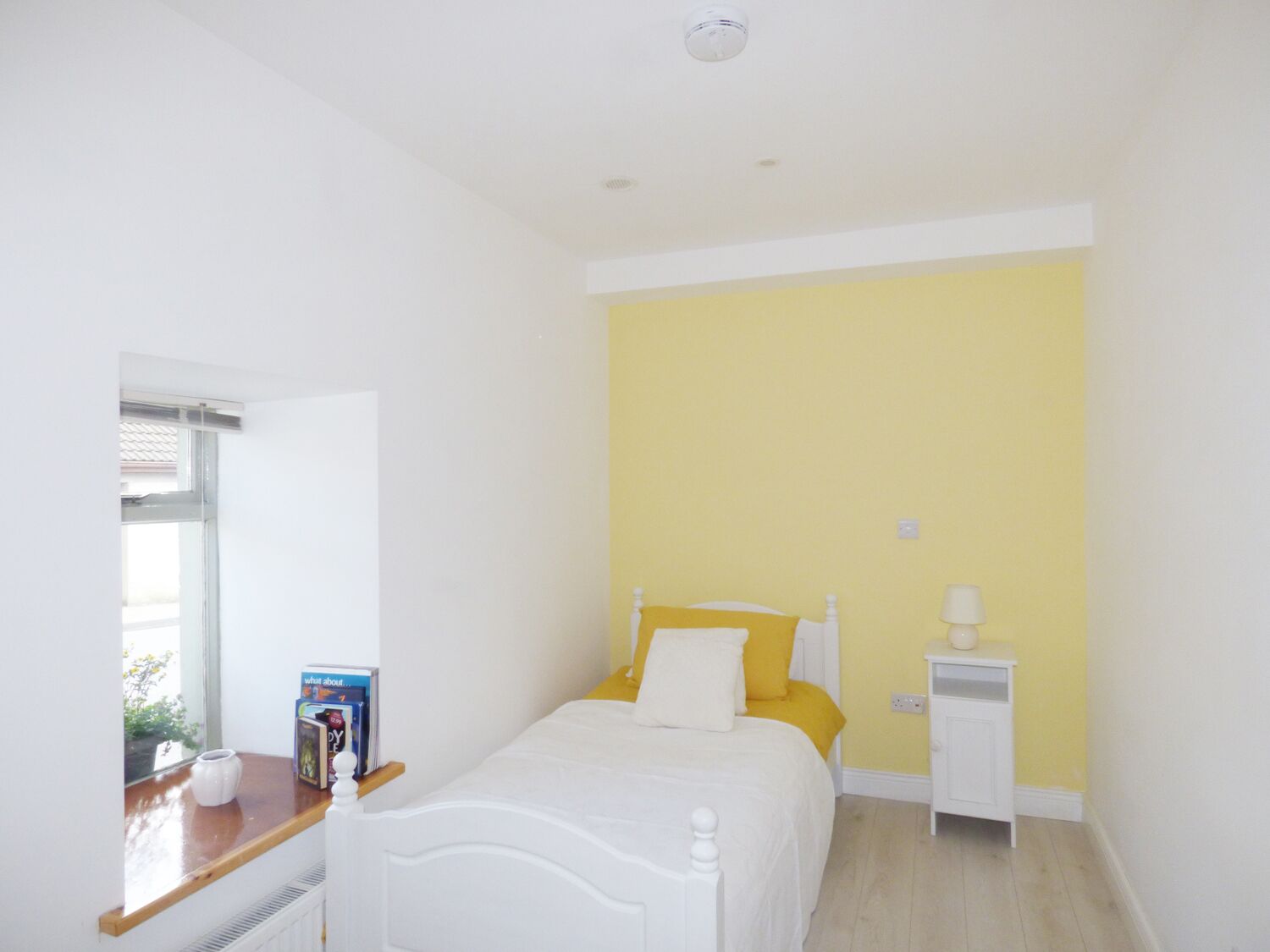 3 bedrooms, travel cot