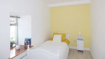 3 bedrooms, travel cot