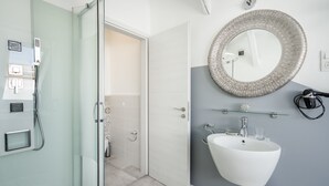 Standard Room | Bilik Mandi | Hulu semburan mandi hujan, pengering rambut, tuala disediakan, sabun 
