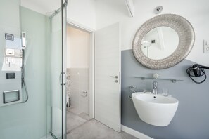 Cabezal de ducha tipo lluvia, secador de pelo, toallas, jabón