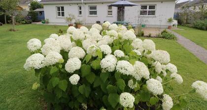 2 CASTLE COVE, pet friendly in Dromahair, County Leitrim