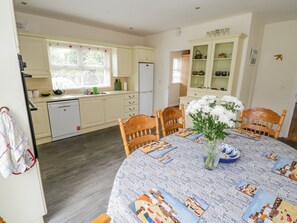 Dining - 2 CASTLE COVE, pet friendly in Dromahair, County Leitrim (Dromahair)