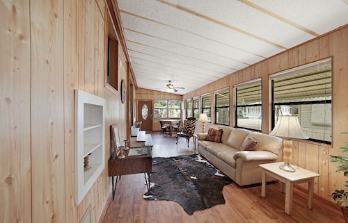 Cowboys and cowgirls are you looking for a wonderful dude ranch? take a look!