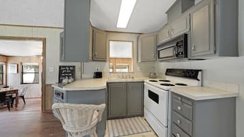 Køleskab, mikrobølgeovn, ovn, kogeplade