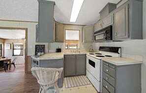 Frigorífico, microondas, horno y placa de cocina