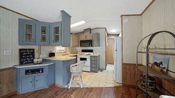 Køleskab, mikrobølgeovn, ovn, kogeplade