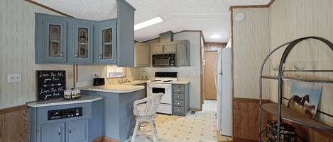 Frigorifero, microonde, forno, piano cottura