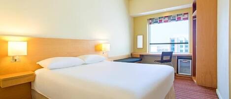 1 室のベッドルーム、デスク、アイロン / アイロン台、旅行用ベビーベッド