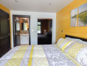 1 bedroom, travel crib, WiFi