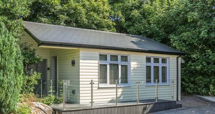 HIDDEN GEM CABIN, with a garden in Lettermacaward, County Donegal